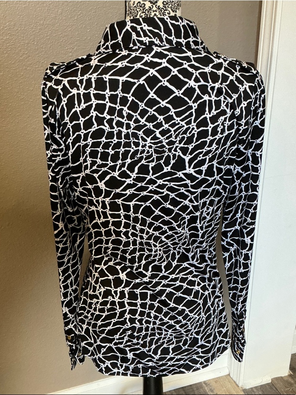 BCBGMaxAzria Black & White Abstract Chain-Link Blouse Size L - Picture 3 of 5